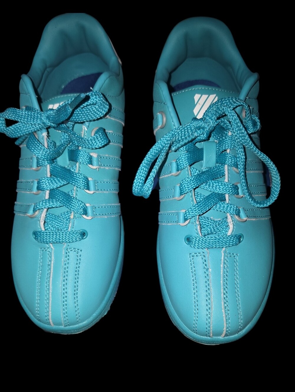 K Swiss sneakers in a Baltic/White colorway featuring a white leather upper. S 7